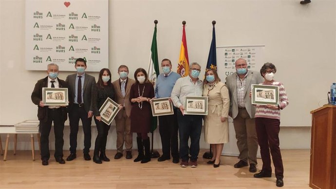 Botella (centro), en el acto de homenaje a los profesionales jubilados del Distrito Sanitario Cordoba y Guadalquivir.