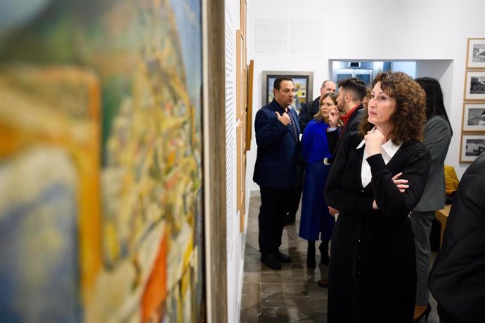 La alcaldesa de Almería mira un cuadro en la reapertura del Museo Doña Pakyta.