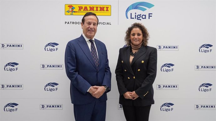 La presidenta de Liga F, Beatriz Álvarez, y el director general de Panini en España, Lluís Torrent.