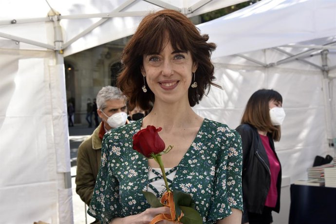 Archivo - La escitora Irene Vallejo posa con una rosa en la firma de libros en el día de Sant Jordi, a 23 de abril de 2021, en Barcelona, Catalunya (España). Aunque no haya flores y puestos de libros en las Ramblas debido a las restricciones de la pande