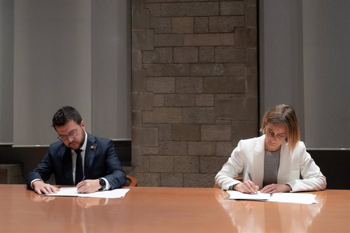 El presidente de la Generalitat, Pere Aragons, y la líder de los comuns, Jéssica Albiach, han firmado la tarde de este miércoles un acuerdo para los Presupuestos de 2023 en el Palau de la Generalitat.