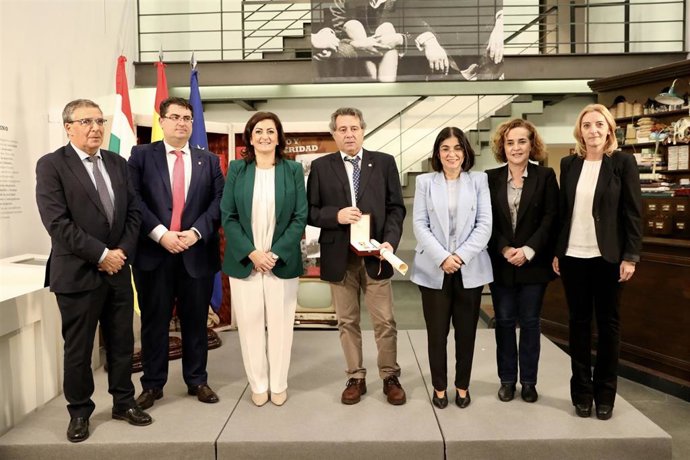 Entrega de la Medalla de Orden Civil en Sanidad en grado de Cruz de Plata al enfermero jubilado del centro de salud de Torrecilla en Cameros, José Carlos González Suárez.