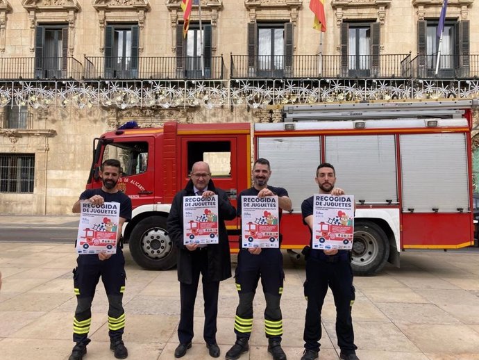 El concejal de Seguridad, José Ramón González y los bomberos del SPEIS en la presentación de la campaña para donar juguetes nuevos y alimentos no perecederos a los más necesitados de la ciudad.