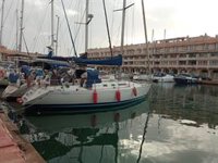 Arde por completo un barco sin ocupantes en la bocana del puerto deportivo de Almerimar (Almería)