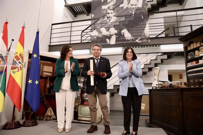 El enfermero de Torrecilla, José Carlos González, Medalla de Orden Civil en Sanidad de manos de Andreu y Darias
