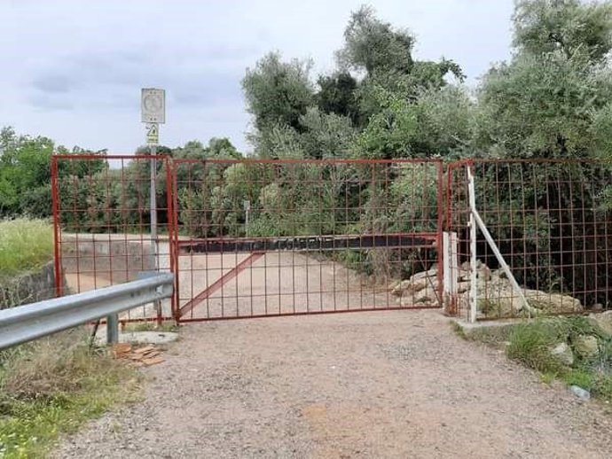 Valla que cierra el paso a la la vía de servicio del Canal del Guadalmellato en Córdoba.