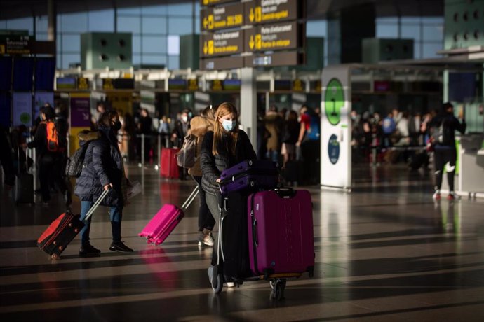 Archivo - Varios pasajeros con maletas en el aeropuerto de El Prat, a 19 de noviembre de 2021, en Barcelona, Cataluña (España). El aeropuerto de la red Aena es el primer aeropuerto en extensión y tráfico de Cataluña y el segundo aeropuerto con mayor trá