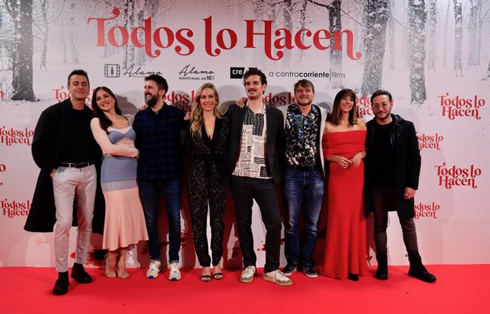 (I-D) Los actores Víctor Palmero, Andrea Duro, Julián López, Kira Miró, el director Hugo Martín Cuervo, y los actores Salva Reina, Mariam Hernández y Carlos Santos, posan en el photocall de la película Todos lo hacen, en los Cines Callao, a 14 de dici