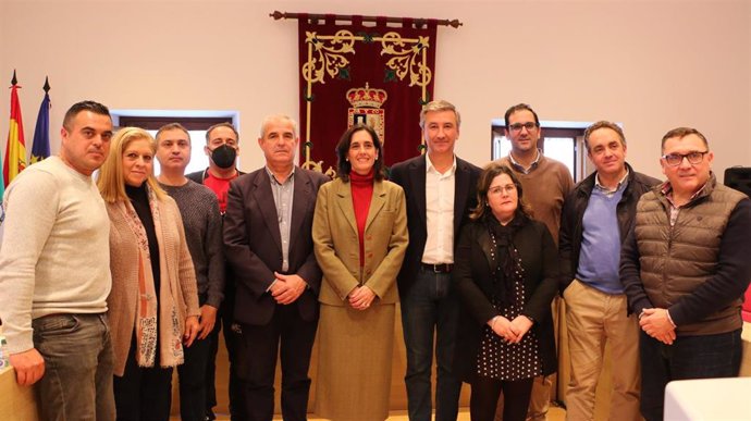 Los representantes municipales con Susana Cayuelas y Asunción Llamas