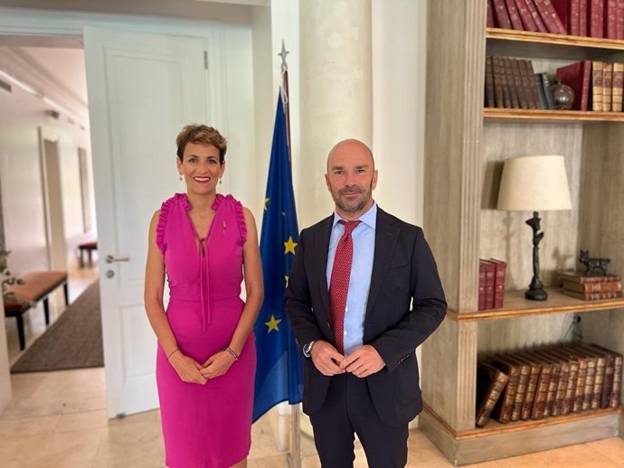 La presidenta Chivite con el embajador de la UE en Argentina, Amador Sánchez Rico