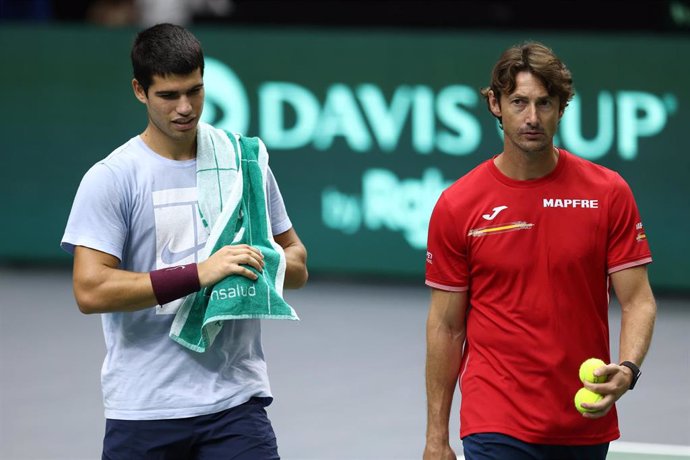 Archivo - Carlos Alcaraz of Spain is seen with Juan Carlos Ferrero during the practice during the the Davis Cup by Rakuten 2022, Finals Group B, at Fuente de San Luis pavilion on September 14, 2022, in Valencia, Spain.