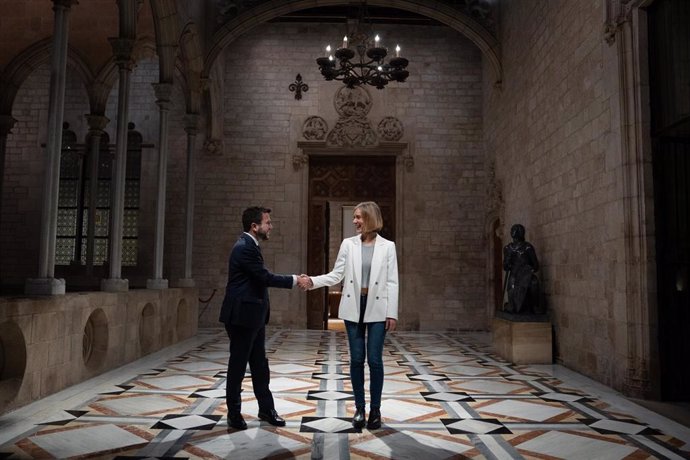 El presidente de la Generalitat, Pere Aragons, y la líder de los Comuns en el Parlament, Jéssica Albiach, firman un acuerdo para poder aprobar los Presupuestos de la Generalitat para 2023, en el Parlament de Catalunya, a 14 de diciembre de 2022, en Bar