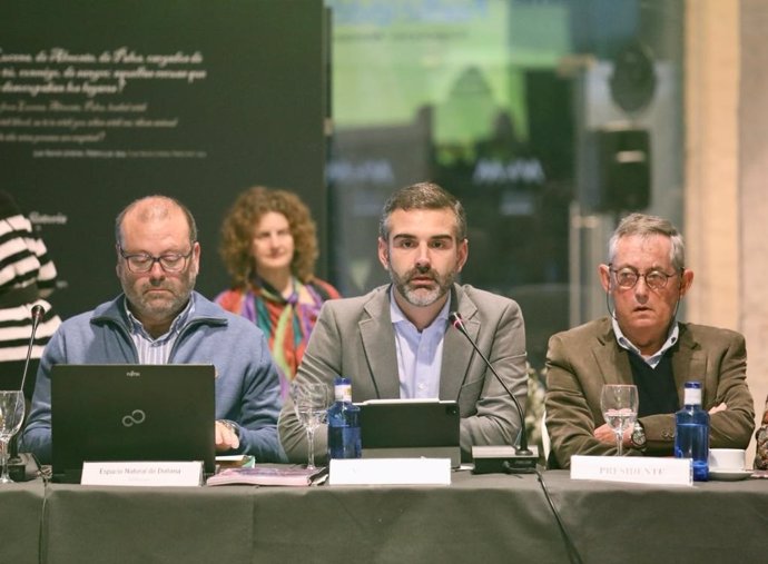 El consejero de Sostenibilidad, Medio Ambiente y Economía Azul, Ramón Fernández-Pacheco, junto a Miguel Delibes, en el Consejo de Participación de Doñana celebrado en Almonte (Huelva).