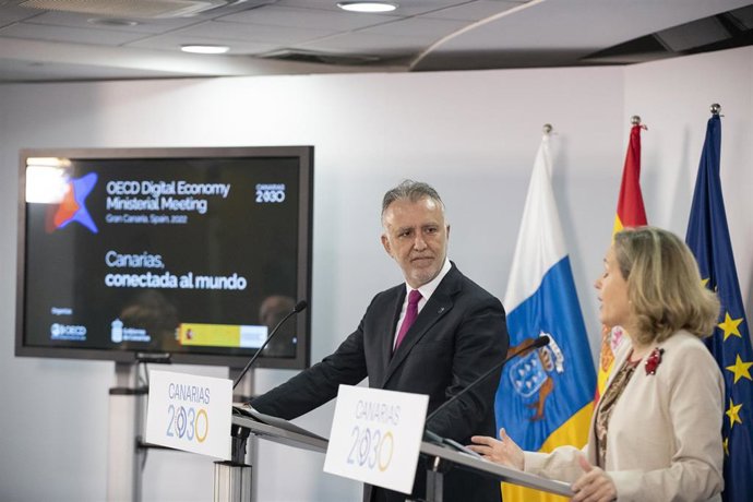 La vicepresidenta primera y ministra de Asuntos Económicos y Transformación Digital, Nadia Calviño, y el presidente del Gobierno de Canarias, Ángel Víctor Torres, durante una rueda de prensa, en la sede de Presidencia del Ejecutivo regional