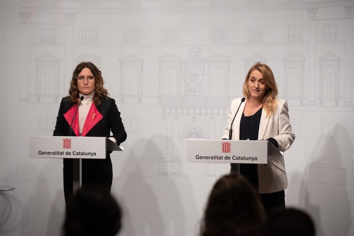La consellera de Presidencia de la Generalitat, Laura Vilagr, y la consellera de Economía y Hacienda, Natlia Mas, en la rueda de prensa posterior a la firma del acuerdo entre Govern y comuns para el Presupuesto de 2023.