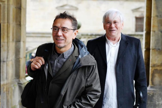 El fundador de Podemos, Juan Carlos Monedero (i), y el lider de 'Rexurdir Galicia', Gonzalo Busqué (d), a su llegada al acto de apoyo a la candidatura de Podemos Galicia 'Rexurdir' para dirigir Podemos Galicia, a 14 de diciembre de 2022, en Santiago de 