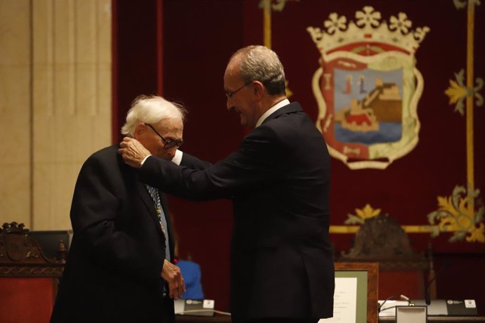 El alcalde de Málaga, Francisco de la Torre, entrega la Medalla de la Ciudad de Málaga y el nombramiento de Hijo Predilecto al cinéfilo y periodista malagueño Guillermo Jiménez Smerdou
