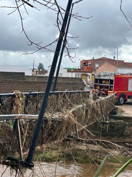La Diputación de Badajoz desplaza maquinaria a La Roca de la Sierra para trabajar en labores de desescombro y limpieza