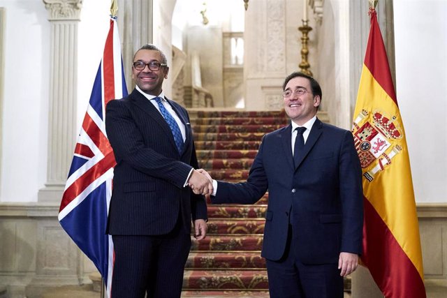 El ministro de Asuntos Exteriores, Unión Europea y Cooperación, José Manuel Albares, recibe a su homólogo británico, James Cleverly