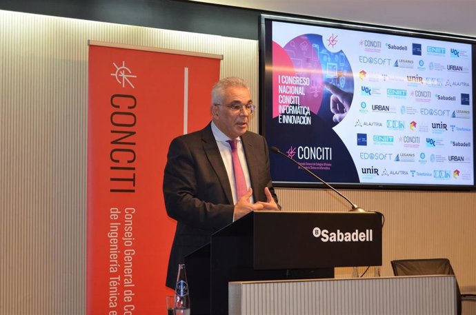 El consejero de Administración Local y Digitalización, Carlos Izquierdo, durante la clausura del I Congreso Nacional de Ingeniería Informática e Innovación