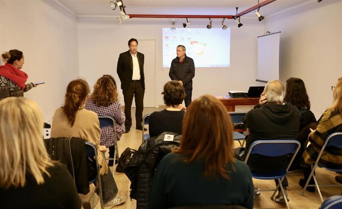 El consejero de Obras Públicas, José Luis Gochicoa, presenta el estudio de alternativas del IH para mejorar el acceso marítimo al puerto de Suances