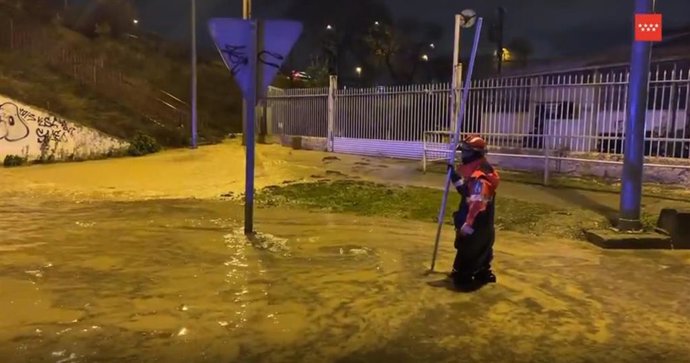 Sucesos.- Una gran balsa de agua corta el tráfico de la M-506 en Fuenlabrada y deja una decena de vehículos atrapados