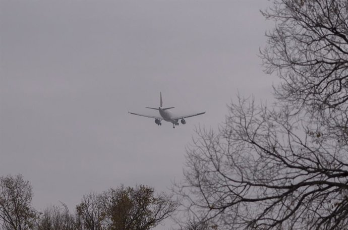 Un avión entre la niebla en las inmediaciones del aeropuerto Adolfo Suárez Madrid-Barajas, vistos desde Paracuellos del Jarama, a 7 de diciembre de 2022, en Madrid (España). 