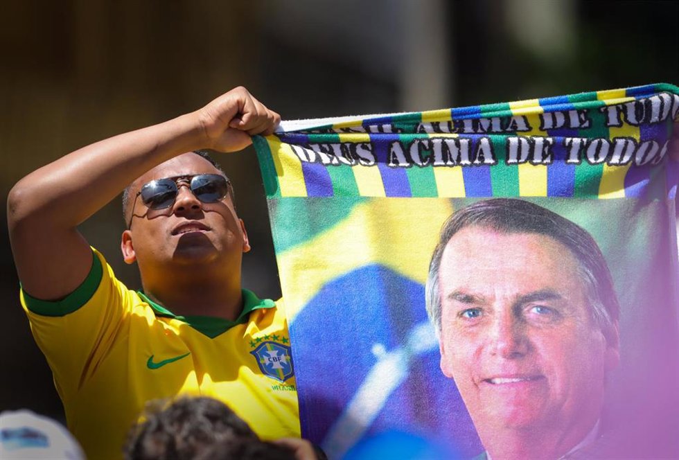 Archivo - Simpatizante del presidente brasileño, Jair Bolsonaro
