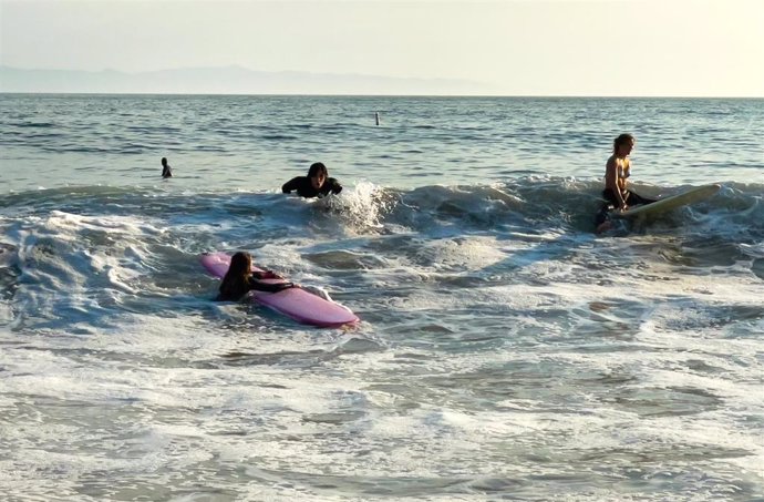 Archivo - Bañistas en una playa de México (ARCHIVO)