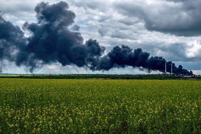 Archivo - May 22, 2022, Lysycahans'k, Ukraine: Smoke rises to the sky after Russian shells hit Lysychansk oil refinery. Lysychansk is an elongated city on the high right bank of the Donets River, Luhansk region..The city is part of a metropolitan area t