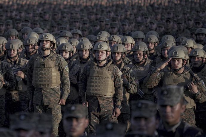 Soldados en El Salvador en el marco de la política de seguridad contra las pandillas