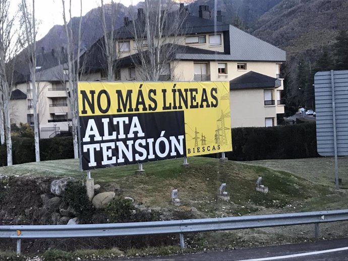 Pancarta en contra de la línea de alta tensión en Biescas