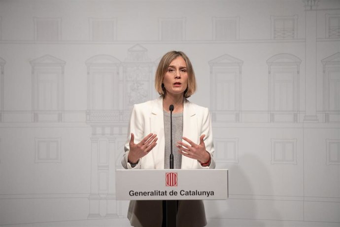 La líder de los Comuns en el Parlament, Jéssica Albiach, durante una rueda de prensa posterior a la firma de un acuerdo para poder aprobar los Presupuestos de la Generalitat para 2023, en el Parlament de Catalunya, a 14 de diciembre de 2022, en Barcelon