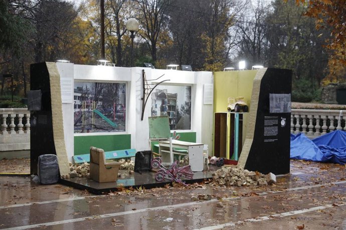 La exposición Piedra a Piedra, organizada por la ONG Global Humanitaria en colaboración con el Ayuntamiento de la capital, muestra el impacto de la guerra de Ucrania en la educación de los niños