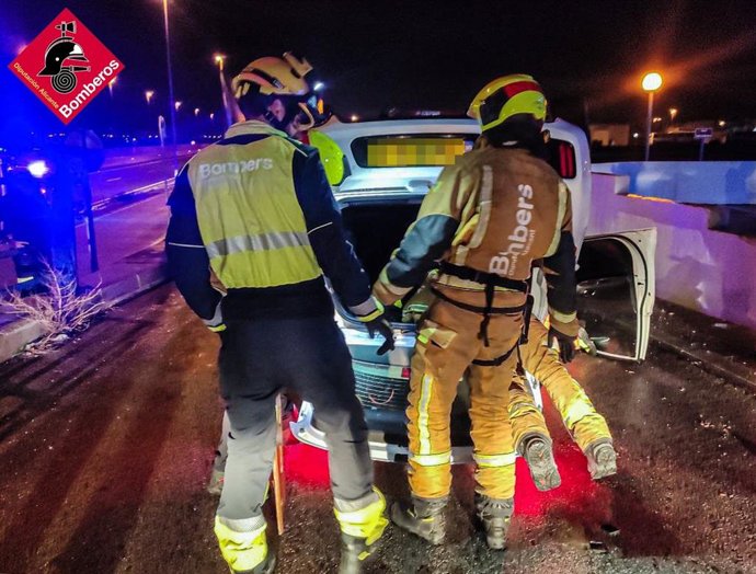 Vehículo accidentado junto a los bomberos