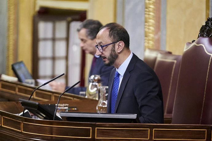 El vicepresidente primero del Congreso de los Diputados por el PSOE, Alfonso Rodríguez Gómez de Celis, interviene durante una sesión plenaria, en el Congreso de los Diputados.
