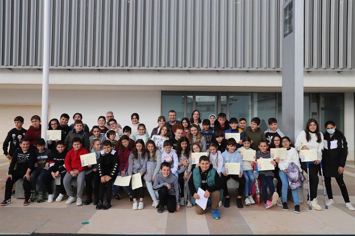 Archivo - Escolares posan con el alcalde de La Rinconada, Javier Fernández, tras los plenos infantiles celebrados en el Ayuntamiento.