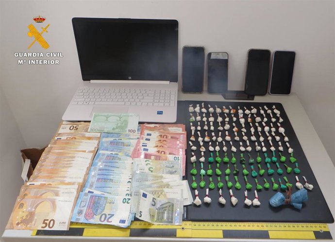 Desmantelan un punto de venta de drogas en Villamalea (Albacete) tras intervenir más de 100 gramos de cocaína.