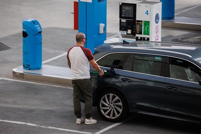 Archivo - Un hombre reposta carburante en una gasolinera