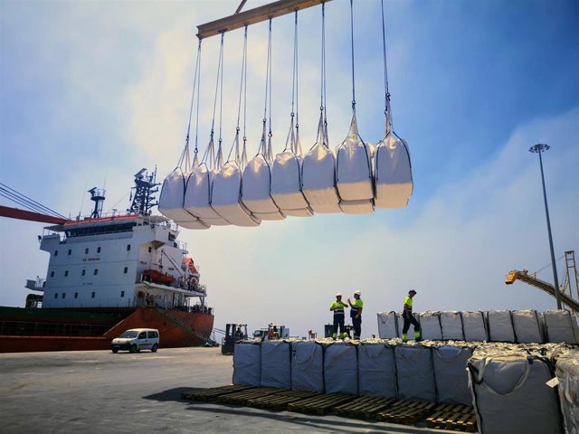 Archivo - Transporte de mercancías en el Puerto de Carboneras (Almería).
