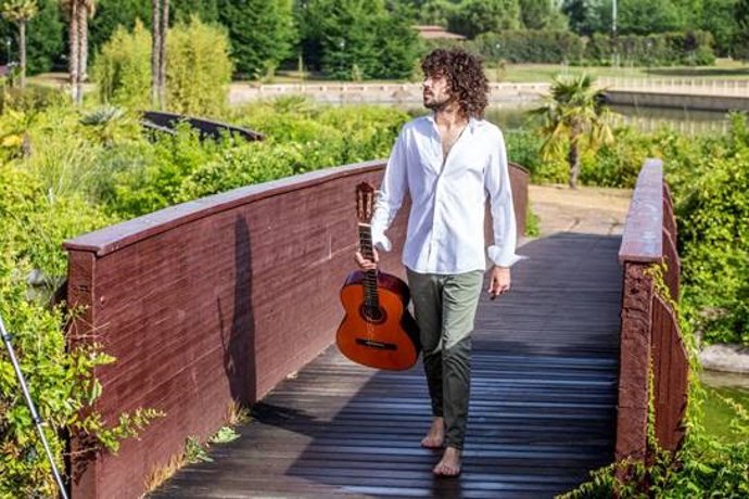 El cantante alfareño Carlos Pérez Pascual