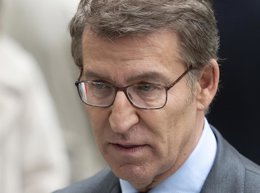 El presidente del PP, Alberto Núñez Feijóo, ofrece declaraciones a los medios, durante el acto institucional por el Día de la Constitución, en el Congreso de los Diputados, a 6 de diciembre de 2022, en Madrid (España). El Congreso celebra el 44º aniversar