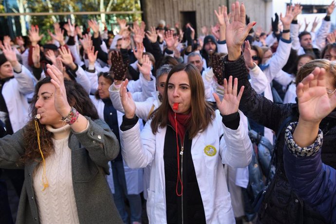 Varios manifestantes exigen la mejora de la Atención Primaria en la Sanidad Pública, frente a la Asamblea de Madrid, a 1 de diciembre de 2022, en Madrid (España).