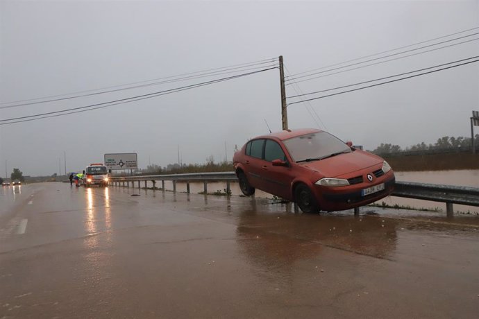 Vista de un coche afectado por la crecida del río Zapatón y del río Gévora.