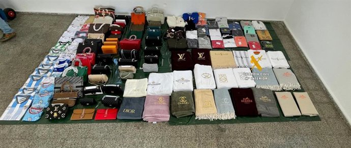 Objetos intervenidos en la operación 'Shitje' con cuatro investigados tras intervenir 2.954 artículos falsificados de diferentes marcas en mercadillos