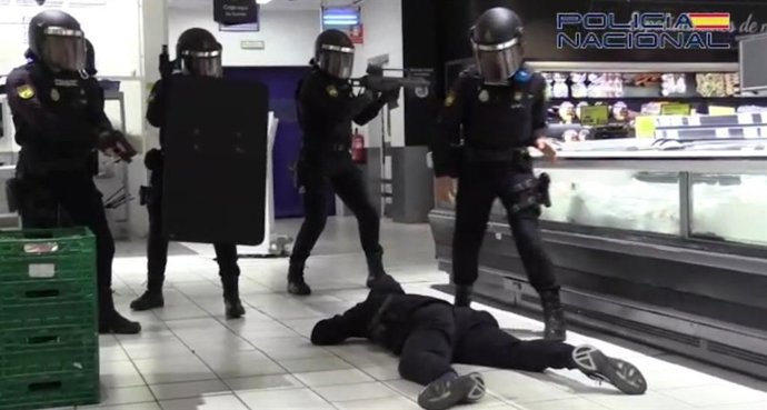 Simulacro de la Policía Nacional en un centro comercial de El Puerto (Cádiz)