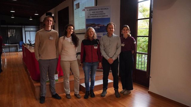 El director general de Espacios Naturales y Biodiversidad, Llorenç Mas, junto a algunos de los investigadores de las seis ponencias que acogerá la V Jornada de Investigación Científica de Cabrera.