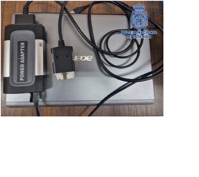 Aparato que la red criminal usaba para modificar el cuentakilómetros y que ha sido intervenido