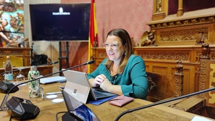 La consellera insular de Cultura, Patrimonio y Política Lingüística, Bel Busquets, en el pleno del Consell que ha aprobado la declaración de Bien de Interés Cultural del Monasterio de Santa María de la Trapa (Andratx).