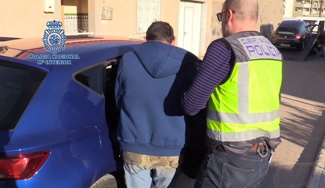 Uno de los detenidos acusados de manipular cuentakilómetros de vehículos para su venta a menor precio.